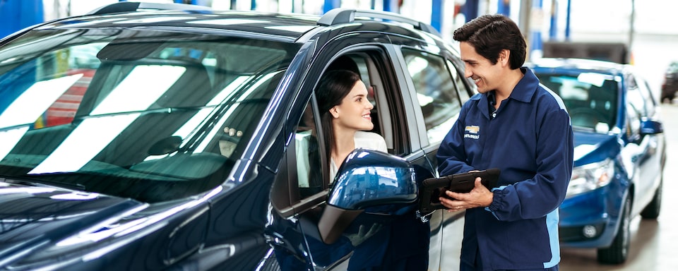 Asesor Chevrolet brindado información de  nuestro programa Auto Confianza a una mujer